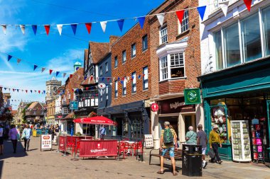 SALISBURY, İngiltere - 17 Haziran 2022: Güneşli bir yaz gününde Salisbury 'deki eski binalar ve tipik caddeler, İngiltere
