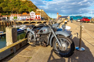 SCARBOROUGH, İngiltere - 27 Temmuz 2022: Scarborough, Yorkshire 'da güneşli bir yaz gününde motosikletli eski Retro Motorsiklet