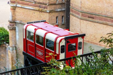 SCARBOROUGH, İngiltere - 27 Temmuz 2022: Retro tarihi tramvay - Scarborough, Yorkshire 'da güneşli bir yaz günü, İngiltere