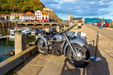 SCARBOROUGH, İngiltere - 27 Temmuz 2022: Scarborough, Yorkshire 'da güneşli bir yaz gününde motosikletli eski Retro Motorsiklet