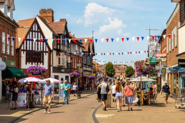 STRATFORD-UPON-AVON, İngiltere - 11 Haziran 2022: Bir yaz günü, İngiltere 'de Stratford' daki tipik sokak ve eski binalar