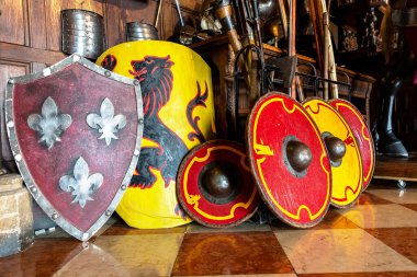 WARWICK, İngiltere - 11 Haziran 2022: Ortaçağ kalkanı ve Warwick Kalesi 'nin İçi - Fatih William tarafından 1068 yılında İngiltere' de inşa edilen bir ortaçağ kalesidir.