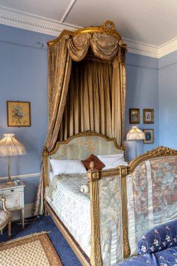 WARWICK, İngiltere - 11 Haziran 2022 - Warwick Şatosu 'nun Yatak odası ve İçi - 1068 yılında İngiltere' nin başkenti Fatih William tarafından inşa edilen ortaçağ kalesidir.