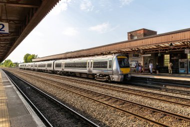 ROYAL LEAMINGTON SPA, İngiltere - 11 Haziran 2022: Kraliyet Leamington Spa tren istasyonu, İngiltere