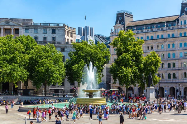 London United Kingdom June 2022 Fountain Trafalgar Square Sunny Summer — стокове фото