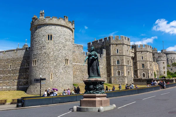 Windsor Wielka Brytania Czerwca 2022 Pomnik Królowej Wiktorii Przed Zamkiem — Zdjęcie stockowe