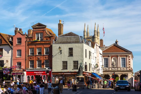 WINDSOR, İngiltere - 19 Haziran 2022: Güneşli bir yaz gününde popüler turist Windsor kasabası, İngiltere
