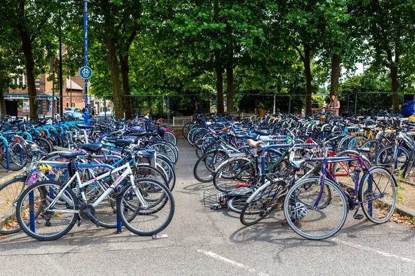 英国牛津奥克斯福德 2022年6月11日 英国牛津火车站附近的自行车停车场 — 图库照片