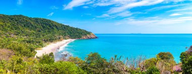 Tayland 'ın Koh Lanta Yai adasında güneşli bir günde Bambu Sahili Panoraması