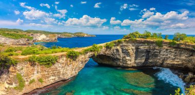 Endonezya, Bali 'deki Nusa Penida adasındaki Brocken Sahilinde Doğal Kemer Panoraması