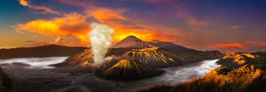 Endonezya 'nın Java Adası, Bromo volkanında Gündoğumu Panoraması. Panoramik hava görüntüsü