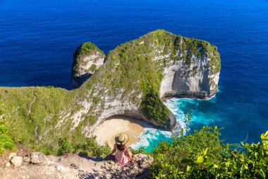 Endonezya, Bali 'deki Nusa Penida adasındaki Kelingking Plajı' nda kadın gezgin.