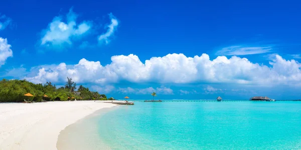 Водные Виллы Деревянная Пристань Пляже Мальдивах Летний День — стоковое фото