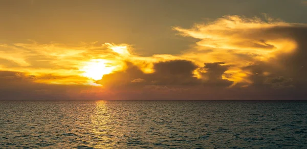 Πανόραμα Του Όμορφου Τροπικού Ηλιοβασιλέματος Πάνω Στη Θάλασσα Ένα Καλοκαιρινό — Φωτογραφία Αρχείου