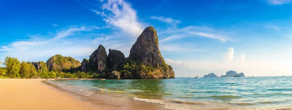泰国爱南克拉比热带铁路海滩落日全景 — 图库照片