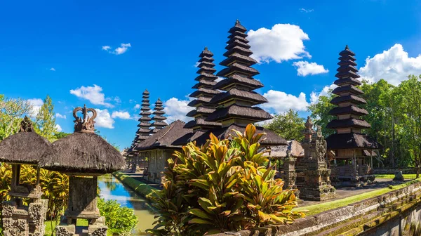 晴れた日にインドネシアのバリにあるタマン アーユン寺院のパノラマ — ストック写真