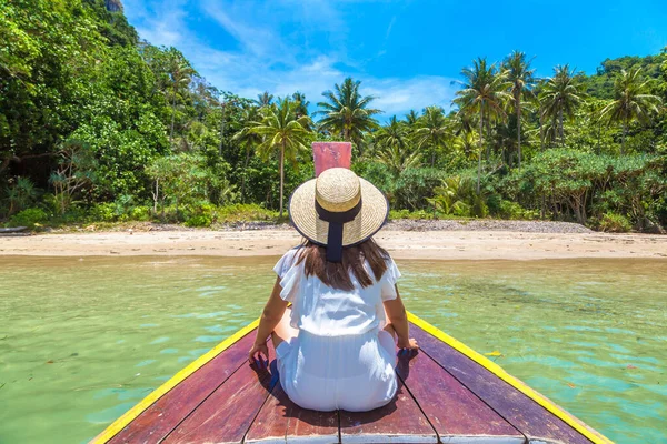 Mulher Viajante Feliz Relaxando Barco Perto Ilha Tropical Tailândia — Fotografia de Stock