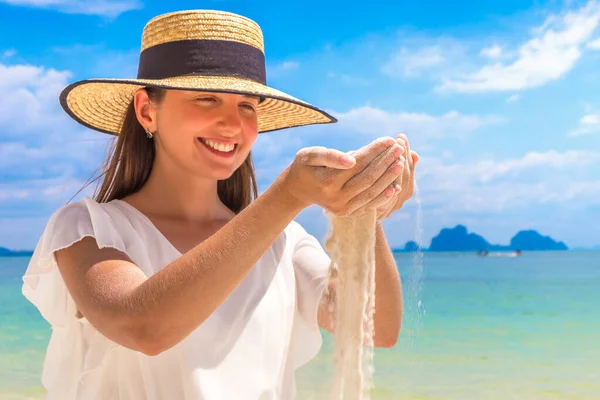 Жінка Білим Піском Падає Крізь Руки Тропічному Пляжі — стокове фото