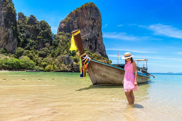 タイのレイレイビーチにある伝統的なロングテールボートに近い美しい観光女性 — ストック写真