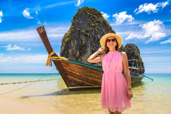 Indah Wisatawan Wanita Dekat Perahu Panjang Tradisional Pantai Phra Nang — Stok Foto