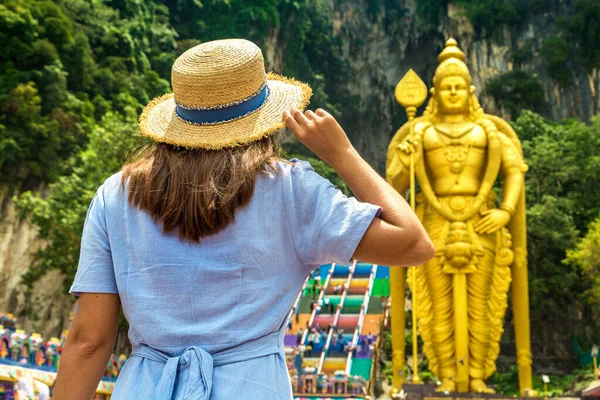 Woman Traveler Batu Cave Hinduism Temple Sunny Day Kuala Lumpur — Stock Photo, Image