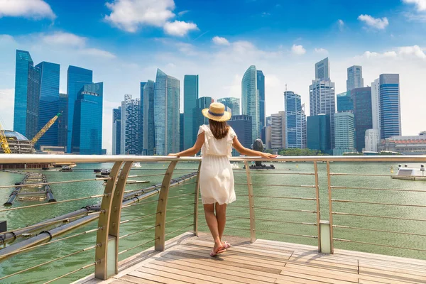 Женщина Путешественник Глядя Красивый Сингапур Городской Пейзаж Солнечный День — стоковое фото