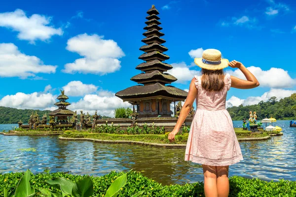 Podróżująca Kobieta Pura Ulun Danu Beratan Bedugul Temple Lake Bali — Zdjęcie stockowe