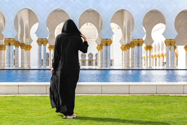 美しい女性はアブダビ アラブ首長国連邦のシェイク ザイード大モスクでアラブ服を着ています — ストック写真