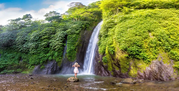 Panorama Woman Traveler Munduk Waterfall Bali Indonesia Sunny Day — Stock Photo, Image