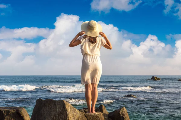 Портриат Молодой Красивой Женщины Шляпе Белом Платье Тропическом Пляже Моря — стоковое фото