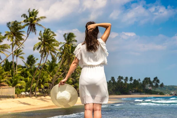Портріат Молодої Красивої Жінки Капелюсі Білій Сукні Перебуває Тропічному Пляжі — стокове фото
