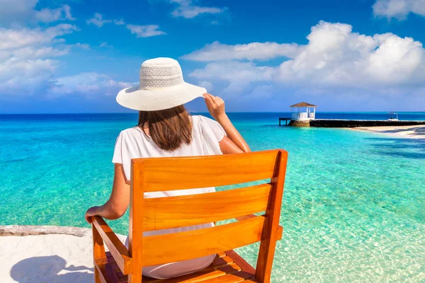 Mulher Bonita Relaxando Sunbed Praia Tropical Luxo Dia Ensolarado Verão — Fotografia de Stock