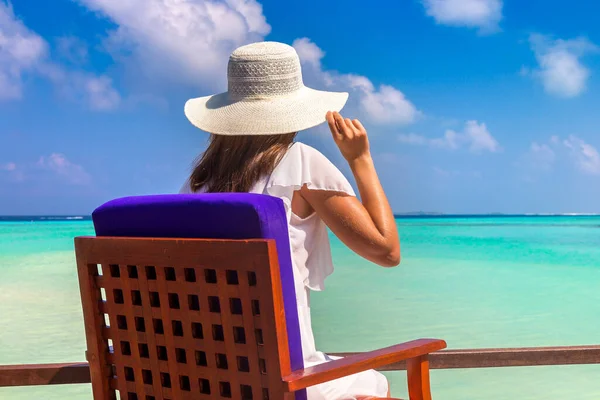 Schöne Frau Entspannt Sich Der Sonnenliege Tropischen Luxusstrand Einem Sonnigen — Stockfoto