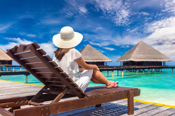 Mulher Bonita Relaxando Sunbed Praia Tropical Luxo Dia Ensolarado Verão — Fotografia de Stock