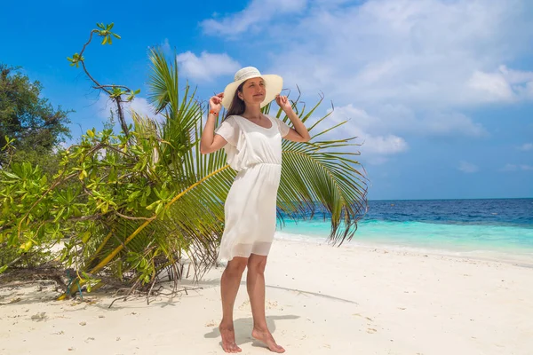 Sexig Vacker Kvinna Står Nära Palmen Lyx Tropisk Strand Resort — Stockfoto