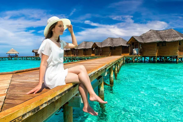 Vacker Ung Kvinna Framför Vatten Lyxvillor Sitter Den Tropiska Stranden — Stockfoto