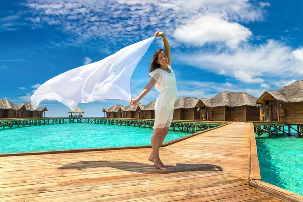 Hermosa Mujer Joven Con Chal Ondeando Viento Sobre Embarcadero Playa — Foto de Stock