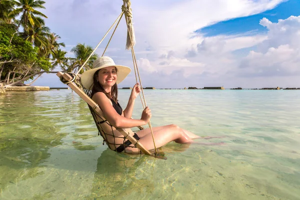 Mulher Bonita Está Sentada Rede Praia Tropical Luxo Dia Ensolarado — Fotografia de Stock
