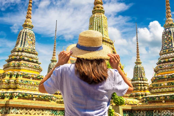 Woman Traveler Wat Pho Temple Bangkok Summer Day — Stock Photo, Image