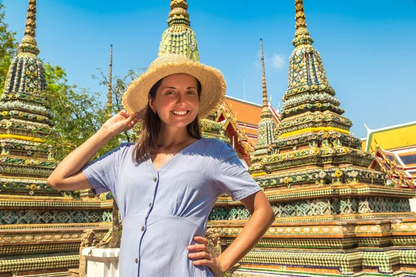 Женщина Путешественница Храме Ват Пхо Бангкоке Летний День — стоковое фото