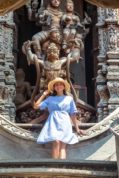 Vrouwelijke Reiziger Sanctuary Truth Pattaya Een Zomerdag — Stockfoto