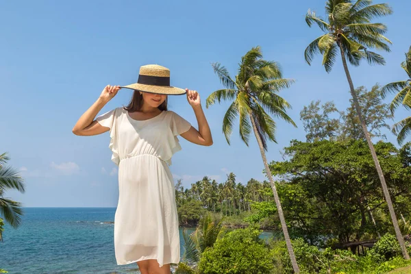 Жінка Подорожує Розкішному Тропічному Курорті Сонячний День — стокове фото
