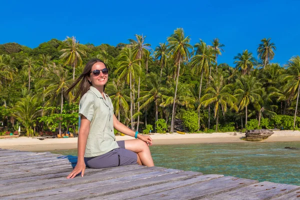Woman Traveler Sitting Wooden Jetty Bridge Beautiful Tropical Beach — Stock Photo, Image
