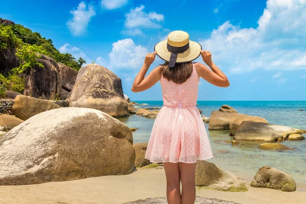 Mulher Viajante Vestindo Vestido Rosa Chapéu Palha Silver Beach Ilha — Fotografia de Stock