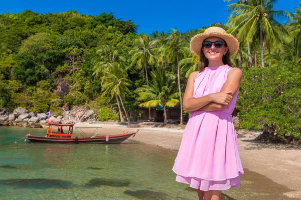 Женщина Путешественница Розовом Платье Соломенной Шляпе Тропическом Пляже — стоковое фото