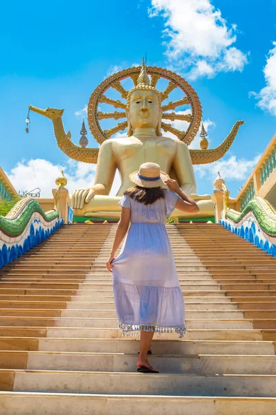 Kobieta Podróżująca Niebieskiej Sukience Słomkowym Kapeluszu Big Buddha Koh Samui — Zdjęcie stockowe