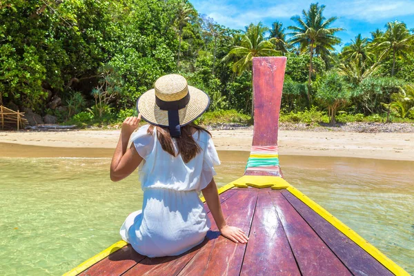 Mulher Viajante Feliz Relaxando Barco Perto Ilha Tropical Tailândia — Fotografia de Stock