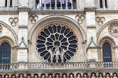 Notre Dame de Paris, Fransa 'da bir yaz gününde Paris' in en ünlü sembollerinden biridir.