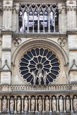 Notre Dame de Paris, Fransa 'da bir yaz gününde Paris' in en ünlü sembollerinden biridir.