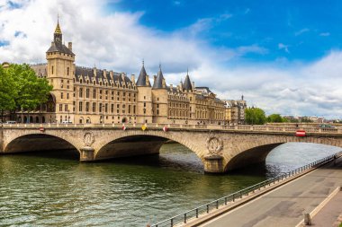 Pont au Change köprüsü Seine nehri ve Conciergerie sarayı üzerinde ve Paris 'te bir yaz günü, Fransa